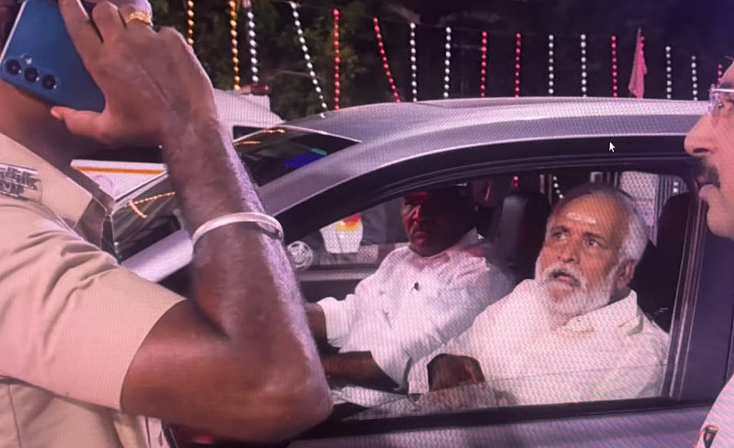 திருத்தணியில் பரபரப்பு... முன்னாள் அமைச்சர் சேகர்பாபுவின் காரை தடுத்து நிறுத்திய போலீஸார்!